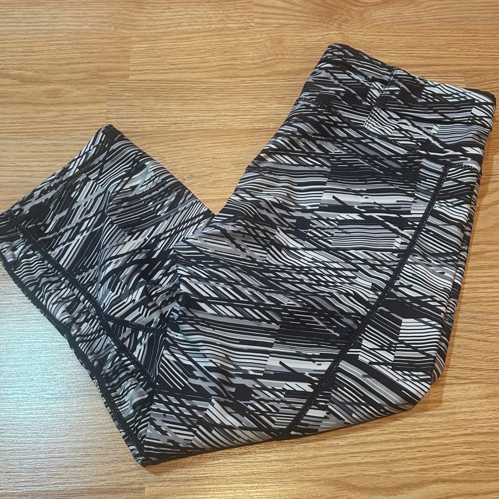 Fabletics‎ Womens Medium Black White Geometric Abstract Capri Leggings